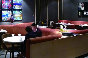 成都春熙路餐廳正在進行商場拆除前的勘察工作20191011