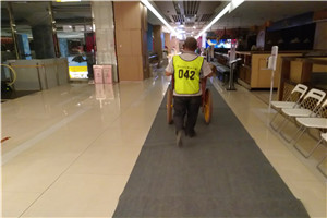 有人在6樓的閣樓上搭建小房屋，其他業(yè)主有權拆除嗎？