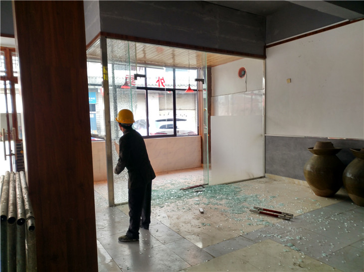 安靖夜市店鋪拆除現(xiàn)在用來(lái)做順豐快遞收發(fā)點(diǎn)