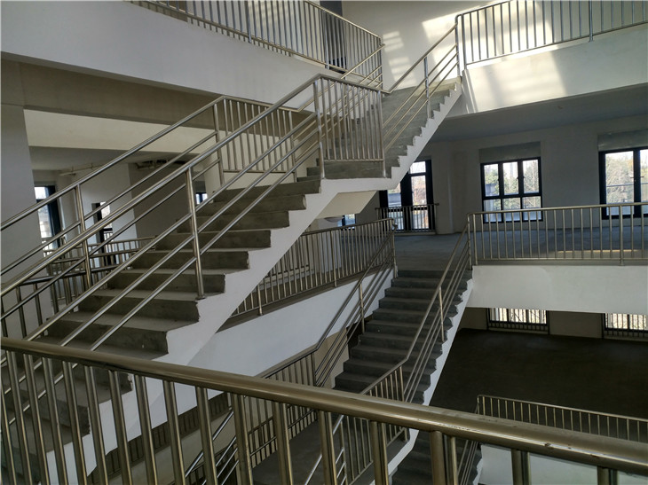 成都現(xiàn)澆樓梯拆除清運(yùn)別墅室內(nèi)裝修拆除