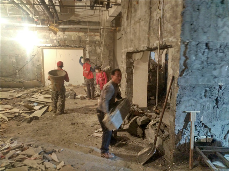 中國銀行蜀漢路人工背運加班清運