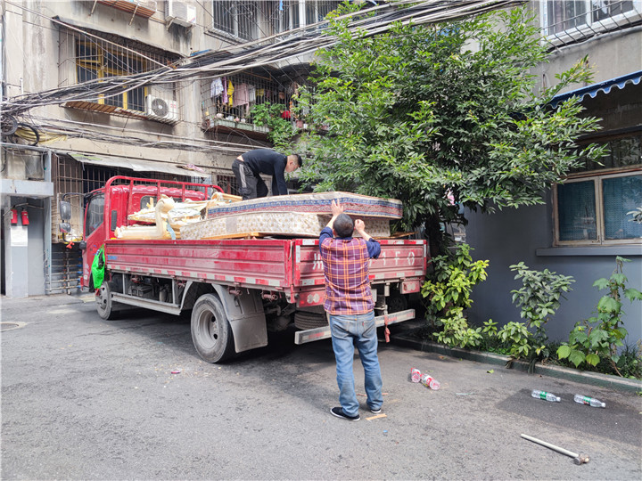 成都廢舊家具清運(yùn)拆除上門處理清溪東路1號(hào)院案例